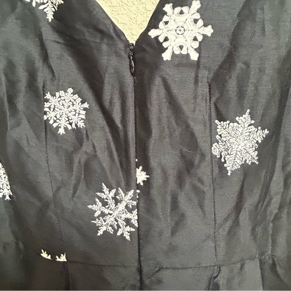 ModCloth “The Snow Must Go On” Black Silver Snowflake Wrap A-Line Dress Size 8 - Picture 6 of 7